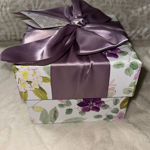 PAPYRUS Set of Two Floral Top White Lavender Bow Square Nesting Gift Boxes - Picture 12 of 15